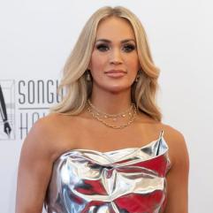 Керрі Андервуд блиснула в рожевій сукні-пачці на Opry Goes Pink