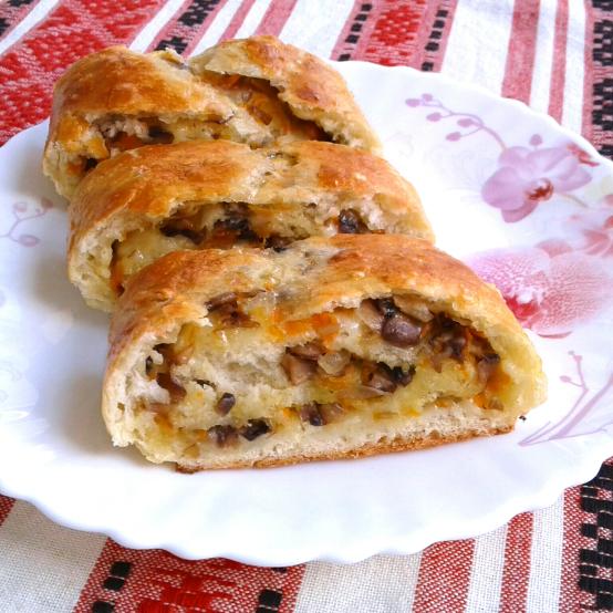 Рецепти:   Смачний ситний домашній завиванець з грибами і сиром