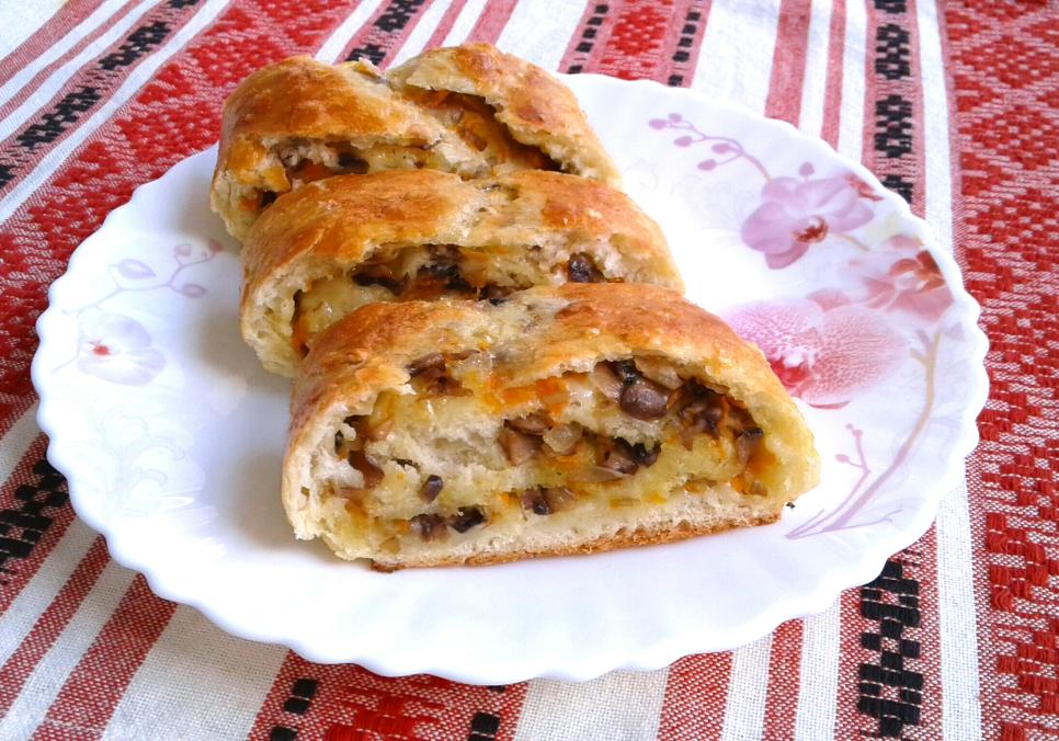 Рецепти:   Смачний ситний домашній завиванець з грибами і сиром