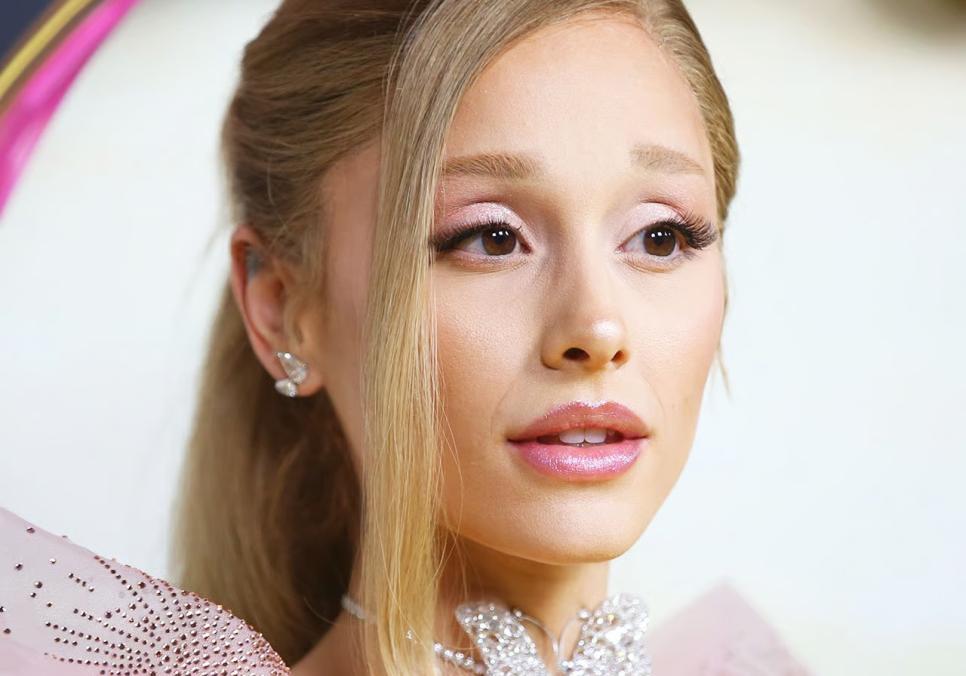 Аріана Гранде стала жертвою нападу фаната на прем'єрі фільму «Зла: Назавжди»