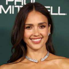 Сяйво Джессіки Альби на Baby2Baby: від оксамиту до Cartier Panthère