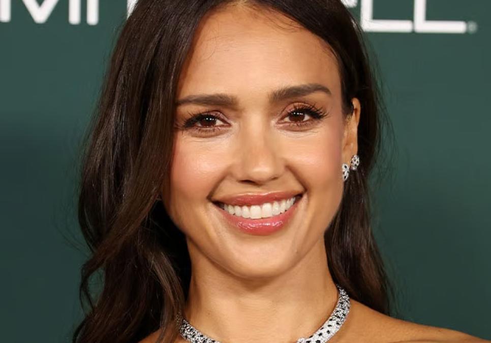 Сяйво Джессіки Альби на Baby2Baby: від оксамиту до Cartier Panthère