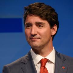 Джастін Трюдо в костюмі акули на Гелловін — це грайливий натяк на Кеті Перрі