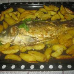 Рецепти:  Смачний ароматний фарширований короп, запечений із картоплею