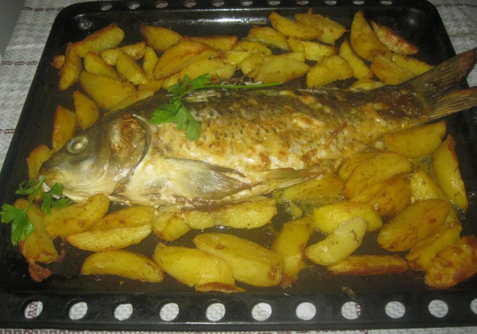 Рецепти:  Смачний ароматний фарширований короп, запечений із картоплею
