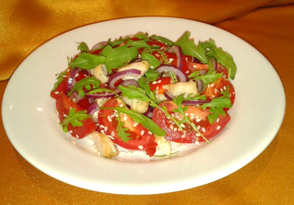 Рецепти:  Смачний ситний салатик  із руколою та курячою грудинкою