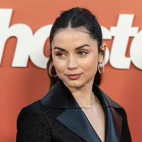 Ана де Армас насолоджується шопінгом і відновлюється після розриву