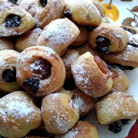 Рецепти:  Смачні ніжні домашні тістечка з начинкою