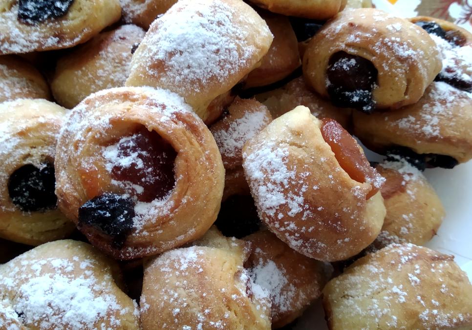 Рецепти:  Смачні ніжні домашні тістечка з начинкою