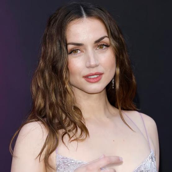 Ана де Армас після розриву стосунків із Томом Крузом зустрічалася з відомою особою