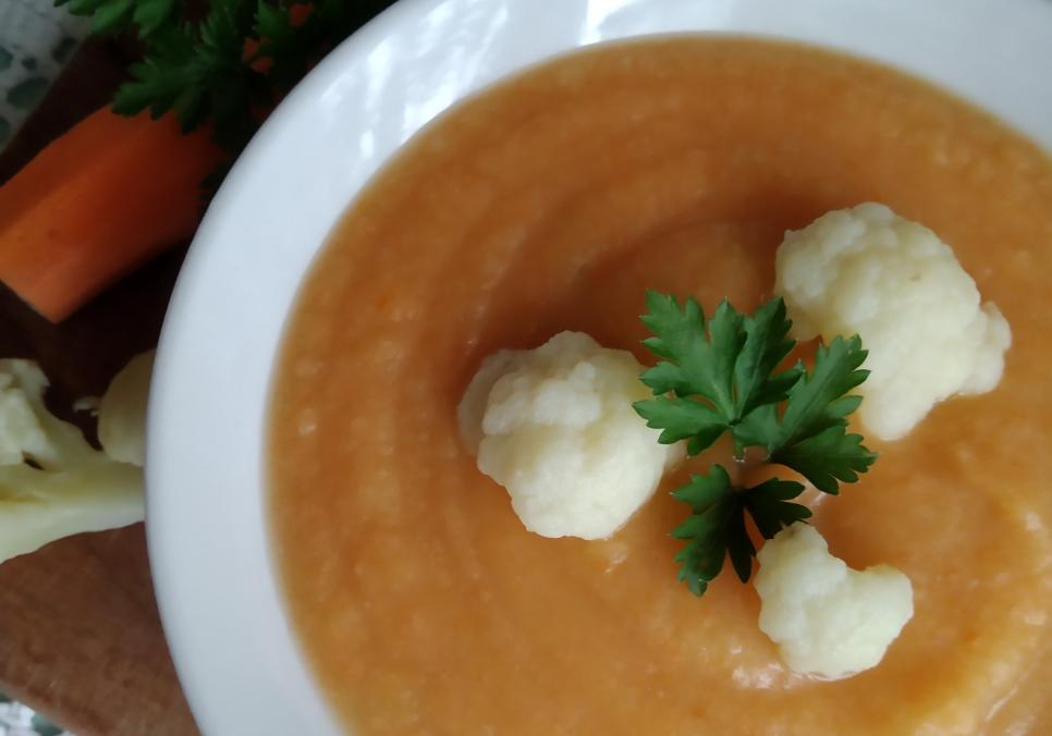 Рецепти:  Смачний поживний морквяний крем-суп із цвітною капустою