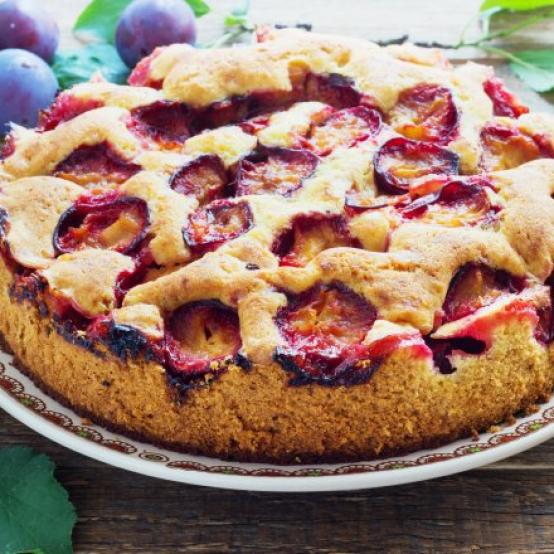 Рецепти:  Смачний домашній пиріг зі сливами «Насолода»