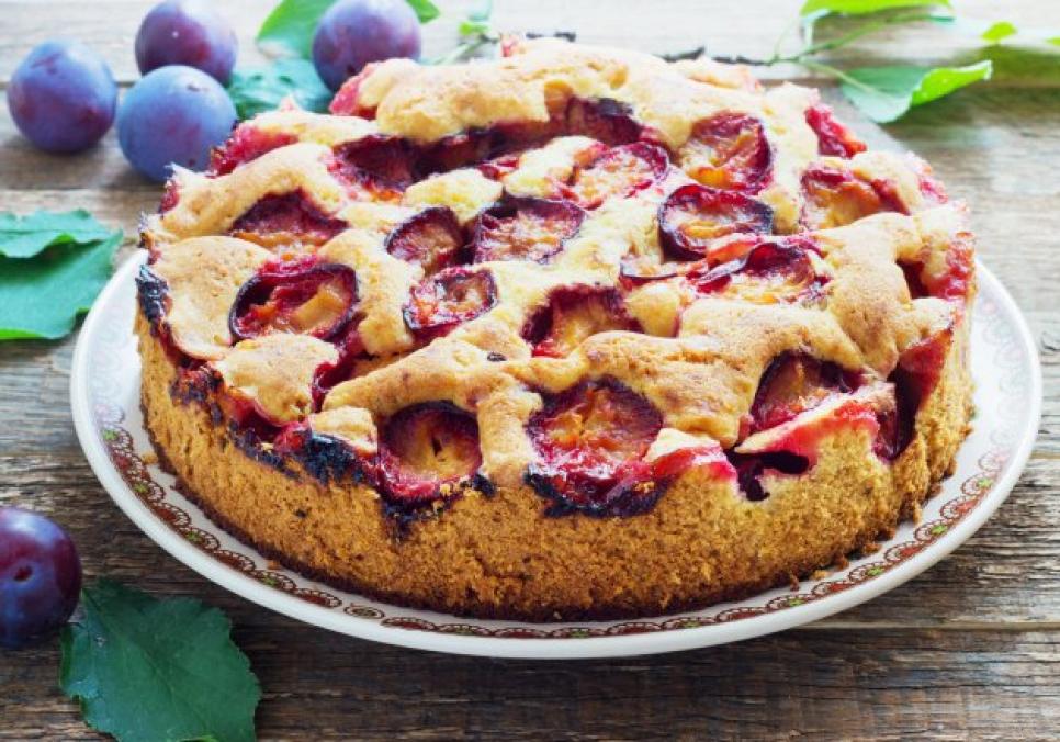 Рецепти:  Смачний домашній пиріг зі сливами «Насолода»