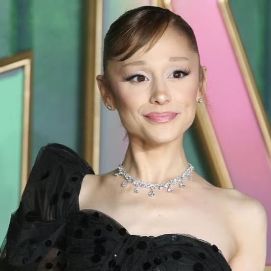 Аріана Гранде відмовилася від рожевого заради вінтажного гламуру