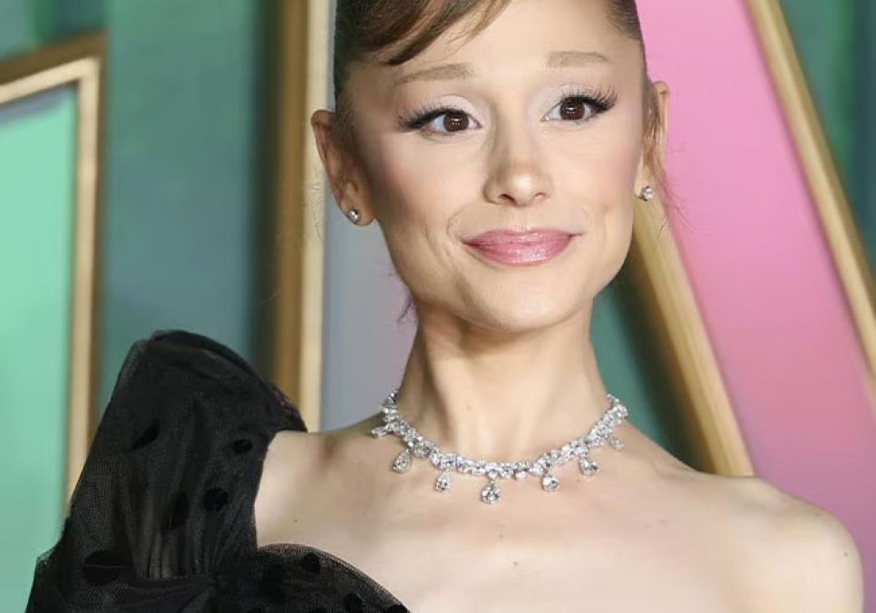 Аріана Гранде відмовилася від рожевого заради вінтажного гламуру