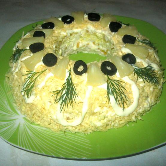 Рецепти:   Смачний пікантний  домашній салат з копченою курочкою та ананасами