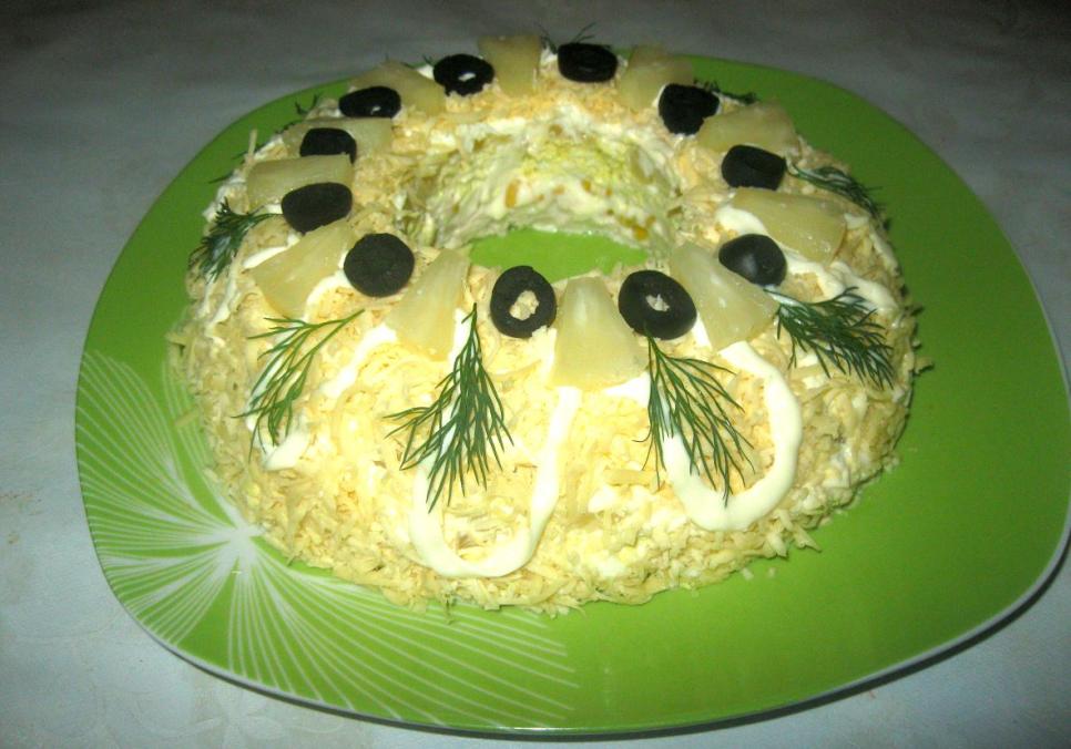 Рецепти:   Смачний пікантний  домашній салат з копченою курочкою та ананасами
