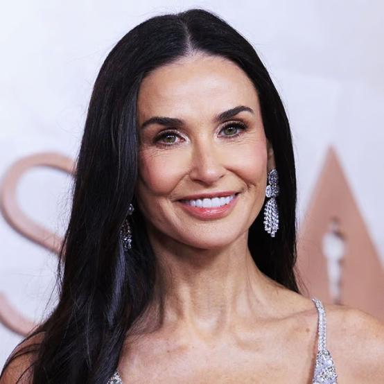 Демі Мур зачаровує в прозорій мереживній сукні-сітці з глибоким декольте