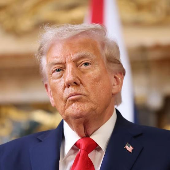 Дональд Трамп врятував свою дружину Меланію від падіння