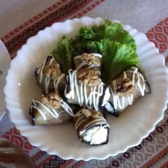 Рецепти:  Смачні пікантні баклажанові рулетики із сиром