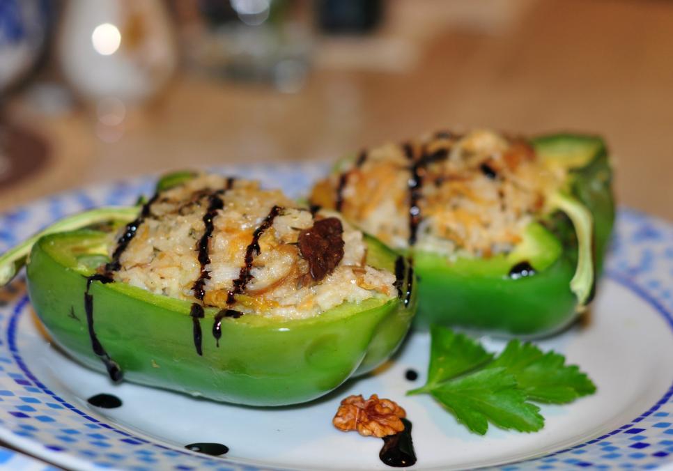 Рецепти:   Смачний апетитний перець із горіхово-апельсиновим пловом