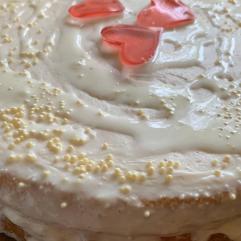 Рецепти:  Смачний домашній бісквіт із желе та сметанним кремом