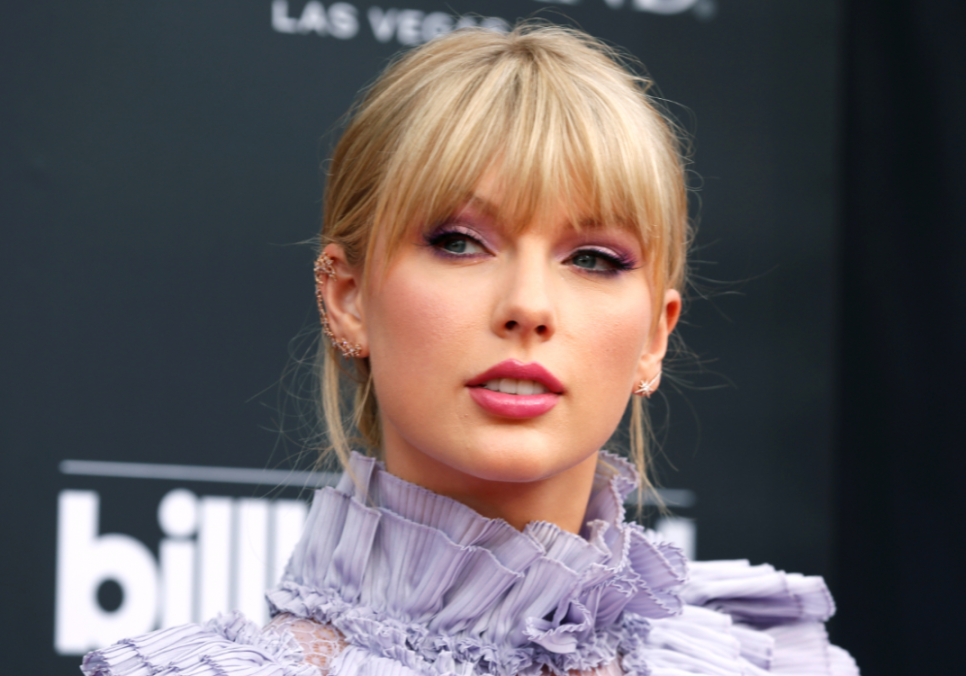 Тейлор Свіфт повернулася до США та обійняла Джиммі Феллона