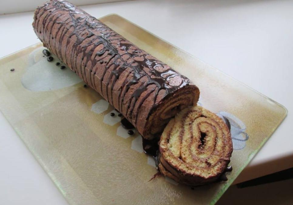 Рецепти:  Смачний ніжний подвійний рулет з яблучним повидлом