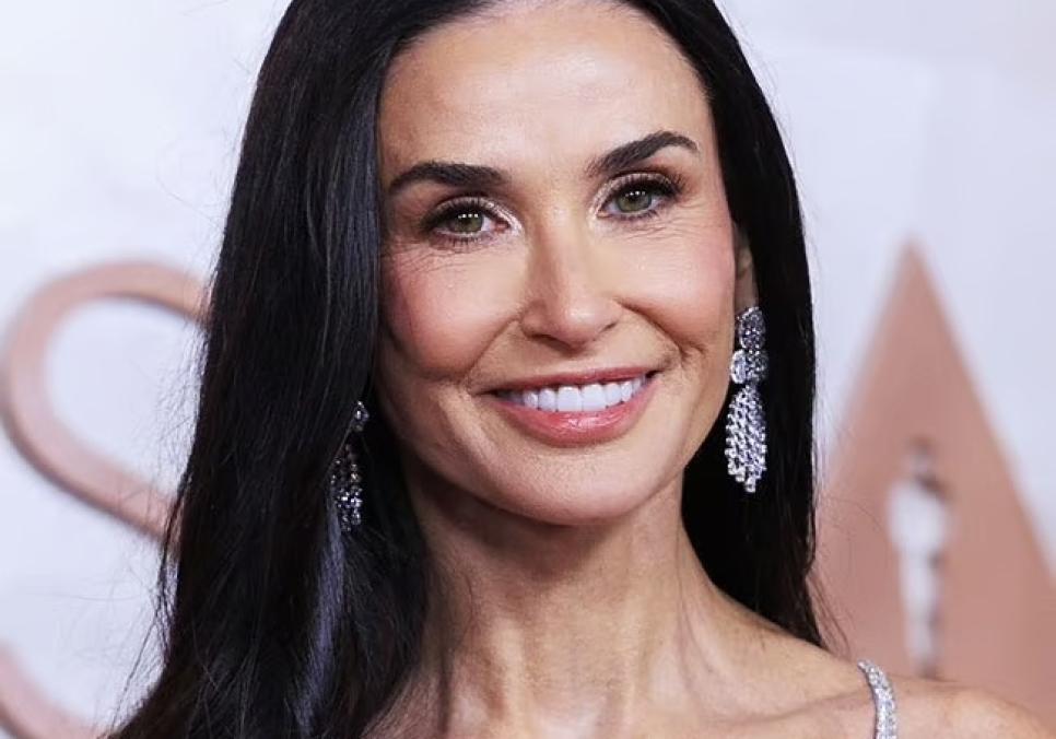 Демі Мур у скульптурній сукні Prada та з культовим чубчиком повертає стиль 90-х