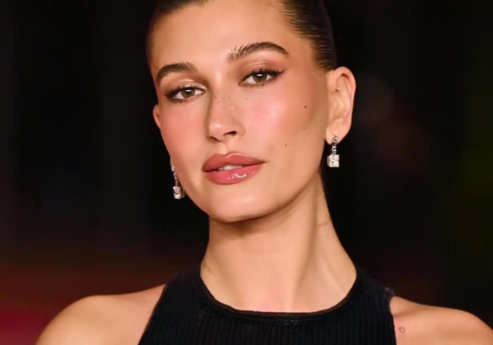 Гейлі Бібер обрала чорне: нова чуттєва естетика бренду Rhode