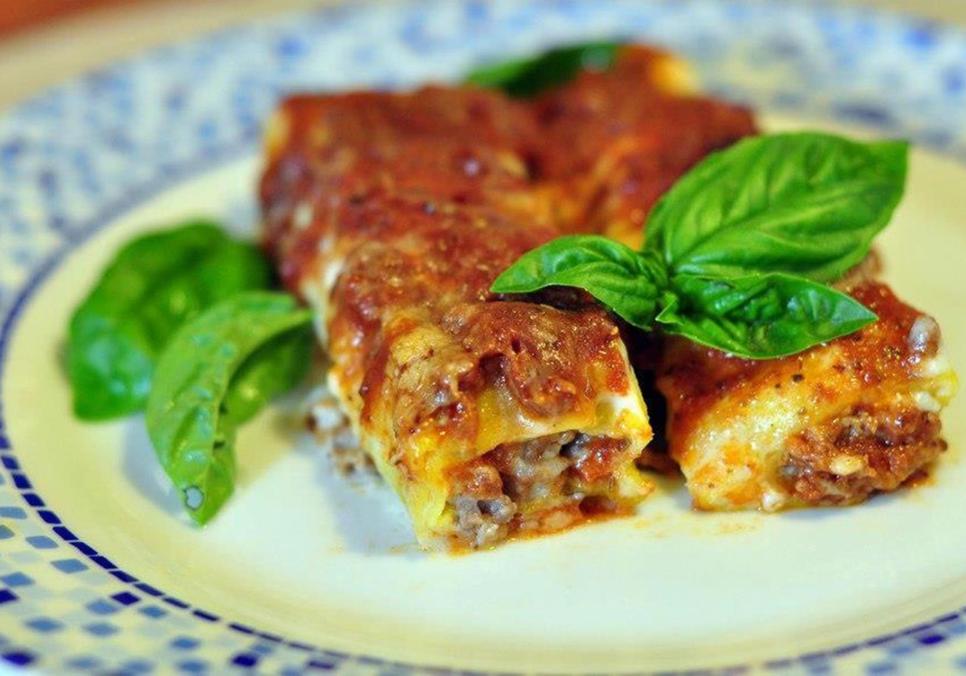 Рецепти:  Смачні домашні запечені млинці з м’ясною начинкою