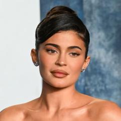 Кайлі Дженнер здивувала шанувальників у бордовому комплекті Alo Yoga Кайлі Дженнер здивувала шанувальників у бордовому комплекті Alo Yoga