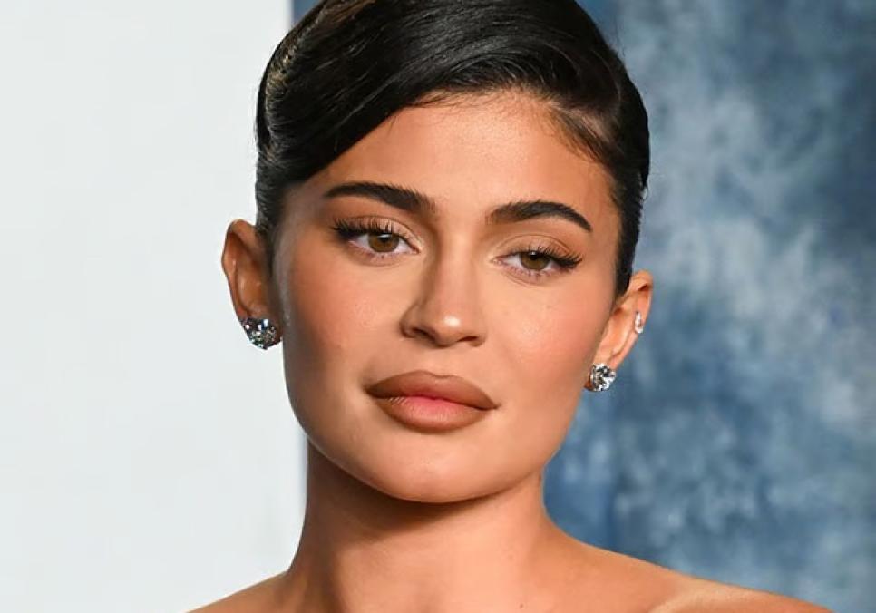 Кайлі Дженнер здивувала шанувальників у бордовому комплекті Alo Yoga