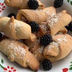 Рецепти:  Смачні домашні рогалики з яблучно-грушевою начинкою