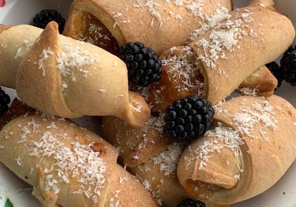 Рецепти:  Смачні домашні рогалики з яблучно-грушевою начинкою