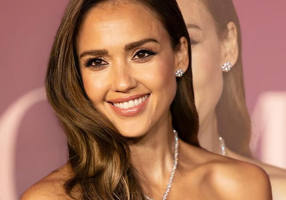 Джессіка Альба демонструє ідеальну форму та кардинально змінила колір волосся