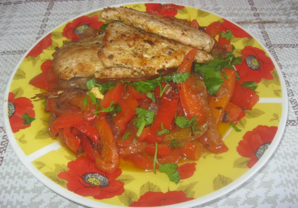 Рецепти:  Смачні домашні свинячі стейки з карамелізованим перцем