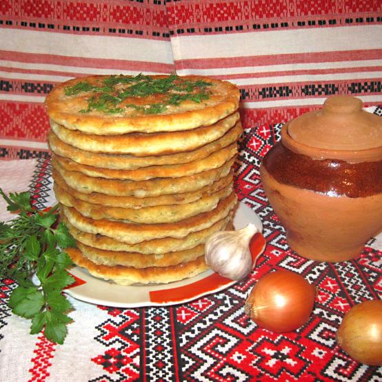 Рецепти:  Смачні домашні ароматні перепічки з цибулею, кропом та шкварками Рецепти:  Смачні домашні ароматні перепічки з цибулею, кропом та шкварками