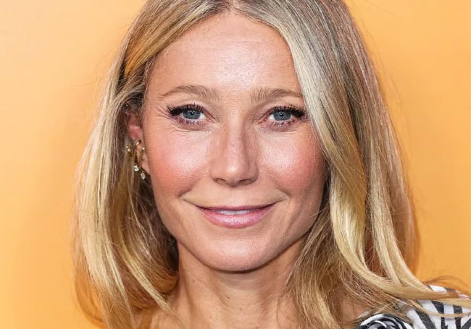 Гвінет Пелтроу вражає на обкладинці Vogue у металево-рожевому комбінезоні