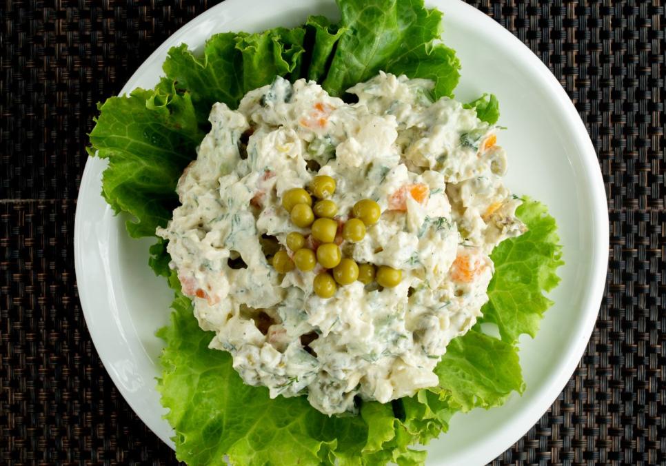 Рецепти:  Смачний домашній салат із відвареним язиком