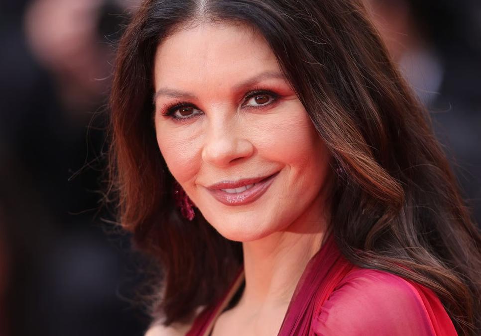 Кетрін Зета-Джонс анонсує новий серіал про торговку кокаїном «Вбити Джекі»