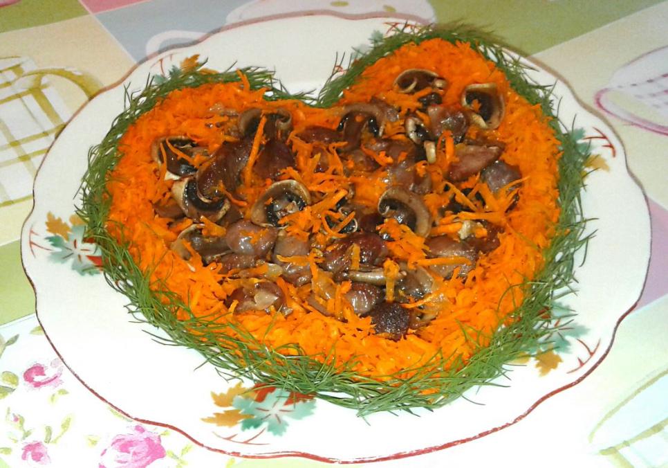 Рецепти:   Смачний ситний поживний салат з курячих сердечок і шлуночків