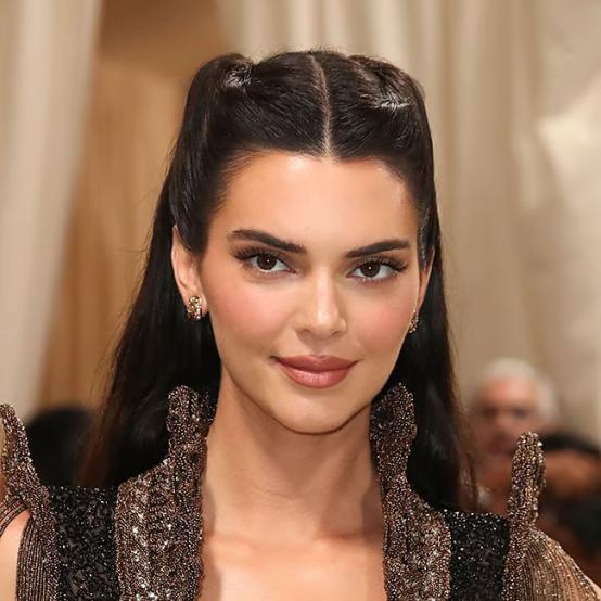 Кендалл Дженнер вразила на показі L’Oréal у Парижі в білій сукні