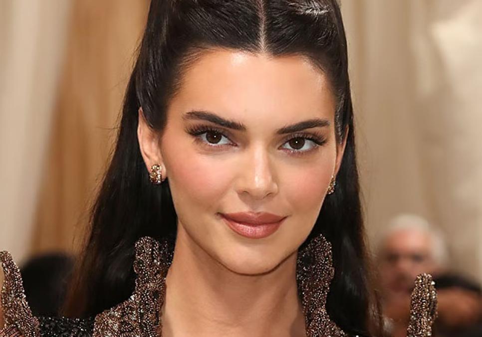 Кендалл Дженнер вразила на показі L’Oréal у Парижі в білій сукні