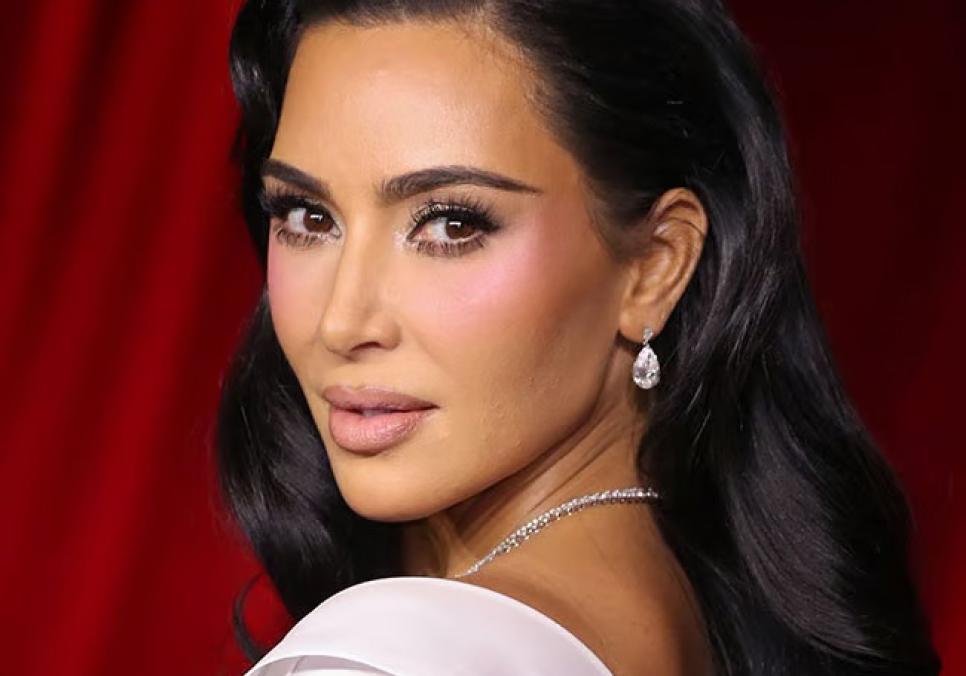 Кім Кардаш'ян з'явилася на галавечорі Академії в масці, що закриває все обличчя