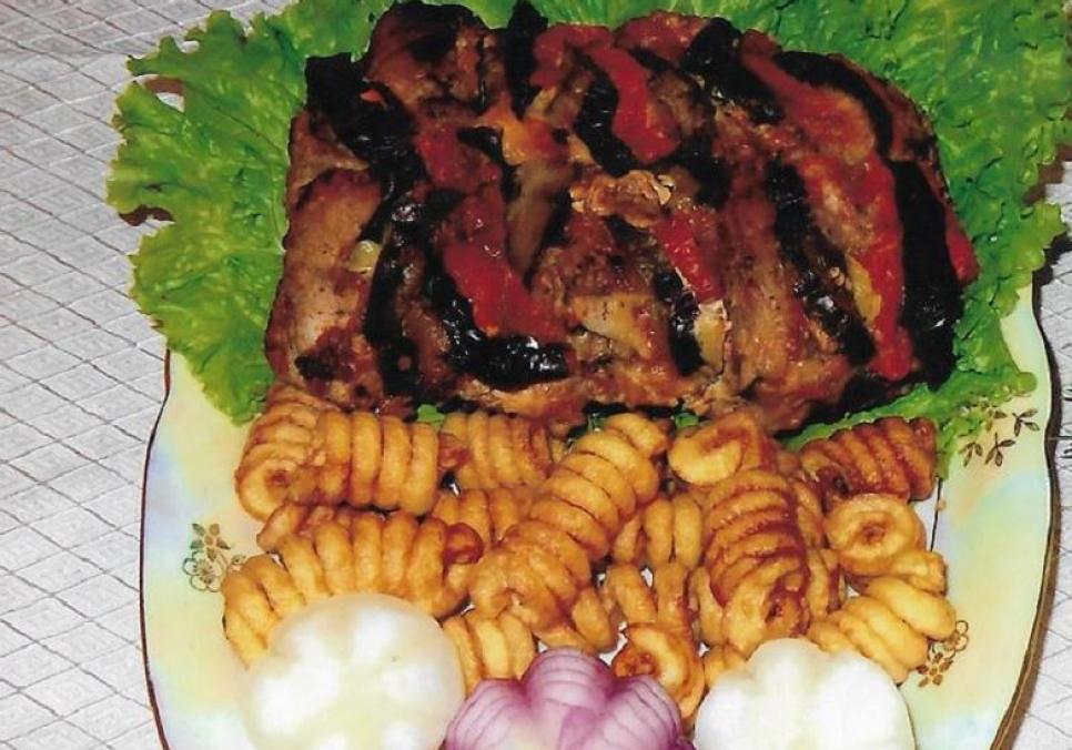 Рецепти:  Смачна апетитна свинина, запечена з баклажанами