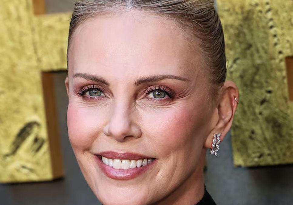 Шарліз Терон вразила сміливим образом на показі Dior