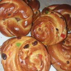 Рецепти:  Смачні домашні пухкі булочки із сухофруктами