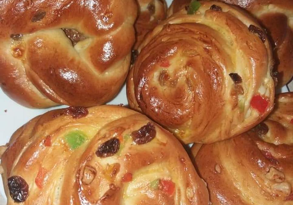 Рецепти:  Смачні домашні пухкі булочки із сухофруктами