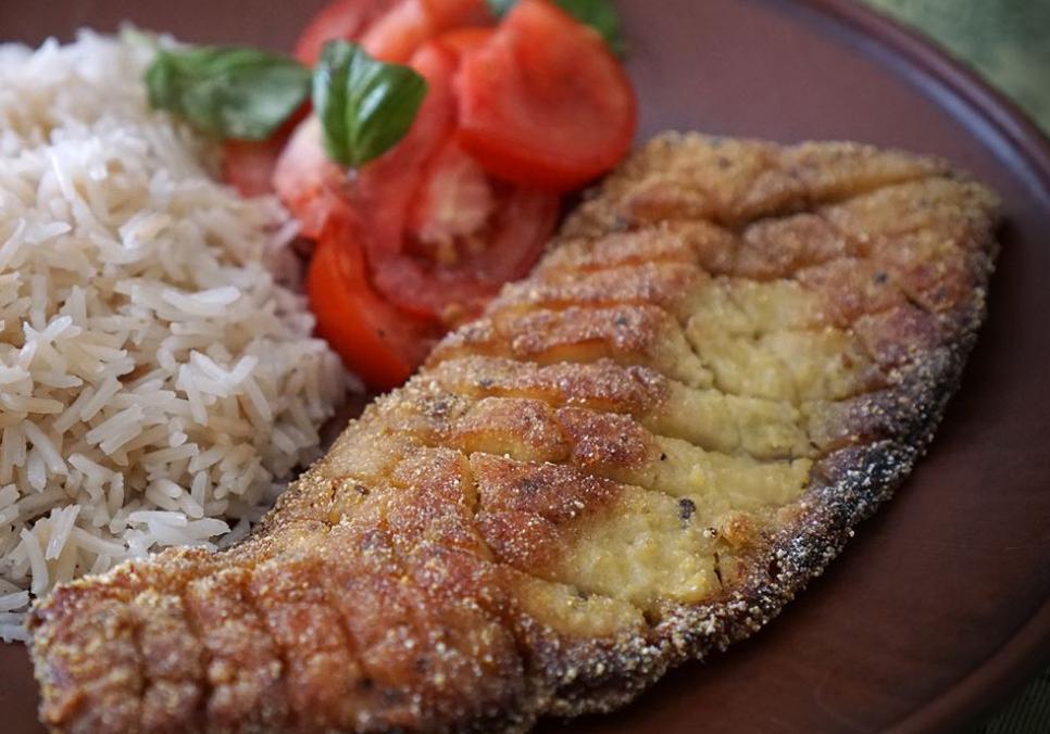 Рецепти:  Смачний апетитний смажений короп у кукурудзяній скоринці